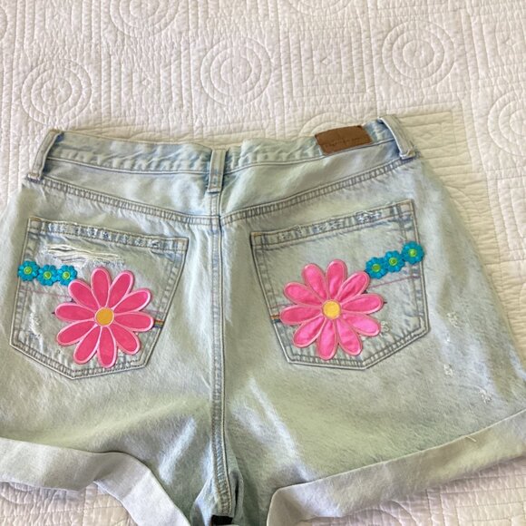 American Eagle Womens Size 6 Embroidered Distressed Denim Shorts Floral Pocket P - Picture 6 of 12